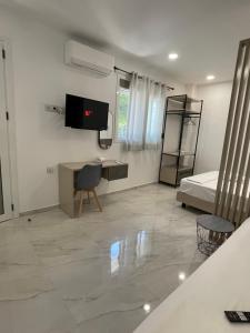 Μια τηλεόραση ή/και κέντρο ψυχαγωγίας στο Sunshine Apartments and Rooms