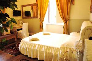 1 dormitorio con cama, mesa y ventana en Charme Holidays Colosseum, en Roma