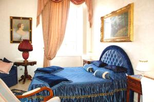 1 dormitorio con cama azul y almohadas azules en Charme Holidays Colosseum en Roma