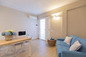 a living room with a blue couch and a table at Appartamento Acqua Marina, La Tua base ideale! in Portoferraio