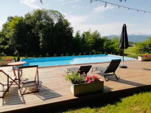 une terrasse avec une table et des chaises ainsi qu'une piscine dans l'établissement Torretta Silva, à Belluno