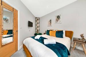 1 dormitorio con 2 camas y espejo en Finest Retreats - The Regency en Harrogate