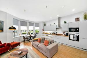 cocina y sala de estar con sofá y mesa en Finest Retreats - The Regency en Harrogate