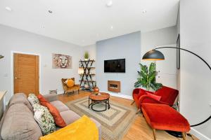 sala de estar con sofá y sillas rojas en Finest Retreats - The Regency en Harrogate