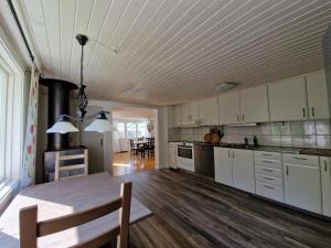 Kuchyň nebo kuchyňský kout v ubytování Ferienhaus in Lönneberga