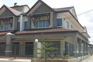 una casa con una valla delante de ella en Cosy Spacious Homestay in Central Batu Pahat with Wifi & GENTING Clubhouse en Kampong Seri Gading