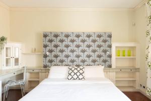 A bed or beds in a room at iFlat Margutta Colors on Canvas Apartment