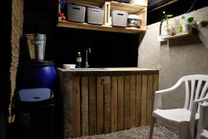uma cozinha com um lavatório e um liquidificador num quarto em Camp-Ula em Sampalok
