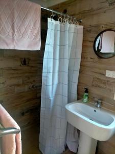 Ett badrum på Avonlea Cottages