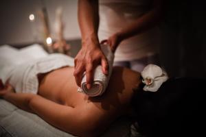 a woman is getting her belly pierced with a brush at Panorama Hotell & Resort in Steinsland