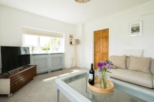 A seating area at Wye Valley Holiday Cottage - Field Cottage