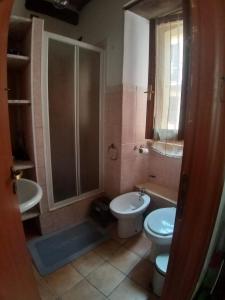 uma casa de banho com um WC, um lavatório e um chuveiro em Casa Luna em Tavernelle