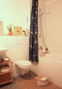 a bathroom with a toilet and a shower curtain at Privatzimmer - Zentral - Volksparkstadion - barrierefrei - Nahe A7 in Hamburg