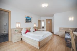 Un pat sau paturi într-o cameră la Garni Appartement Alpenresidence
