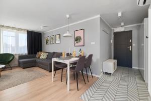 Posezení v ubytování Kotlarska Market Square Apartment with Airconditioning by Noclegi Renters