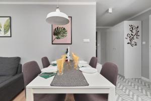 Posezení v ubytování Kotlarska Market Square Apartment with Airconditioning by Noclegi Renters