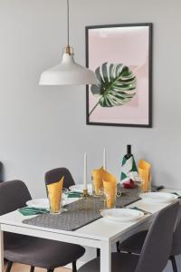 Nápoje v ubytování Kotlarska Market Square Apartment with Airconditioning by Noclegi Renters