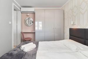 Postel nebo postele na pokoji v ubytování Kotlarska Market Square Apartment with Airconditioning by Noclegi Renters