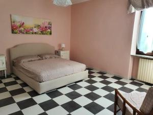 a bedroom with a bed and a checkered floor at Casa Milu in Mango