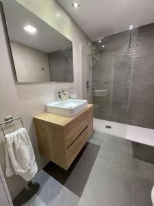 Ένα μπάνιο στο Seaside Apartment Retreat +74 φωτογραφίες