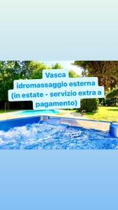 a sign on the side of a swimming pool at Dormi nella SPA privata con letto ad acqua, sauna, doccia emozionale e kneipp in Alessandria