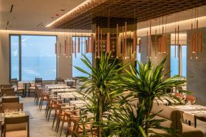 Reštaurácia alebo iné gastronomické zariadenie v ubytovaní KING MINOS RETREAT Resort & Spa