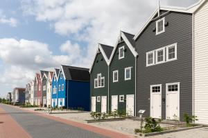 a row of colorful houses on a street at Schitterende Water Loft hartje centrum Harderwijk in Harderwijk