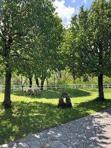 um parque com árvores e uma estátua na relva em La Petite Maison Nature em Saint-Jacques-des-Blats
