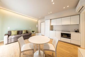 eine Küche und ein Wohnzimmer mit einem Tisch und Stühlen in der Unterkunft Appartamenti BETTELONI in Bardolino