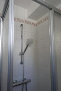 um chuveiro com uma porta de vidro na casa de banho em La Petite Maison Nature em Saint-Jacques-des-Blats
