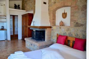 una camera con camino in pietra e letto di Agriturismo Cornieto a Monteleone dʼOrvieto