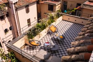 una vista sul soffitto di un patio con tavolo e sedie di ROMAC - Condotti Penthouse in the Spanish Steps area a Roma