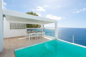 ein Haus mit einem Pool am Meer in der Unterkunft Son Fibla in El Toro