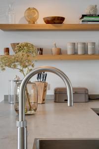 cocina con fregadero y encimera en Schitterende Water Loft hartje centrum Harderwijk en Harderwijk