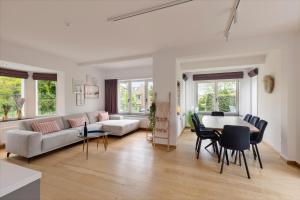 - un salon avec un canapé, une table et des chaises dans l'établissement Premium Holidays - Villa Les Cigognes at Sint Idesbald, à Coxyde