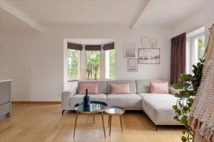 - un salon avec un canapé et une table dans l'établissement Premium Holidays - Villa Les Cigognes at Sint Idesbald, à Coxyde