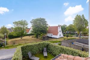 - une vue sur une maison depuis le toit d'une maison dans l'établissement Premium Holidays - Villa Les Cigognes at Sint Idesbald, à Coxyde