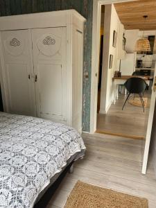 1 dormitorio con 1 cama y escritorio en una habitación en Stilbjerg, en Varde