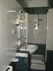 Koupelna v ubytování Hotel Ristorante La Scogliera