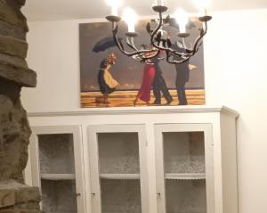 una pintura en la parte superior de un armario con una lámpara de araña en "In Centro" en Campagnano di Roma