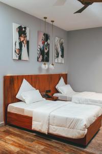 Ένα ή περισσότερα κρεβάτια σε δωμάτιο στο Burundi Palace Boutique Hotel