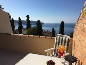 Fotografia z galérie ubytovania Ático muy acogedor c/ vistas magníficas y terraza v destinácii La Herradura