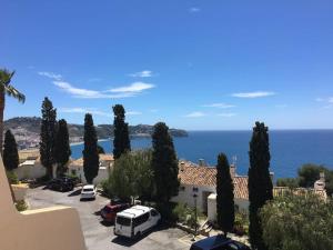 Fotografia z galérie ubytovania Ático muy acogedor c/ vistas magníficas y terraza v destinácii La Herradura