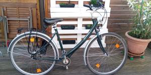 Una bicicleta estacionada en un porche junto a unas escaleras en Ferienwohnung in Grenzach, en Grenzach-Wyhlen