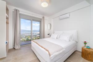 Postel nebo postele na pokoji v ubytování 31 Blue Ionian Villas + 37 fotografií