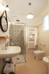 W łazience znajduje się prysznic, umywalka i toaleta. w obiekcie Casa Flora - Bed and Breakfast w mieście Torre San Giovanni Ugento