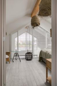 a bedroom with a bed and a large window at Schitterende Water Loft hartje centrum Harderwijk in Harderwijk