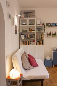 ein Wohnzimmer mit Sofa und Bücherregal in der Unterkunft La casa sull'isola in Rom