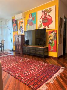een woonkamer met een televisie en een tapijt bij Casa in Prato in Padua