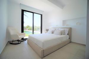 派亞的住宿－Luxury 4 Bedroom Oasis Villa，白色卧室配有白色的床和白色椅子